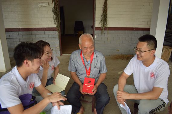 重庆知识产权学院在黑山镇鱼子村同老党员讨论垃圾分类 董兆琪 摄