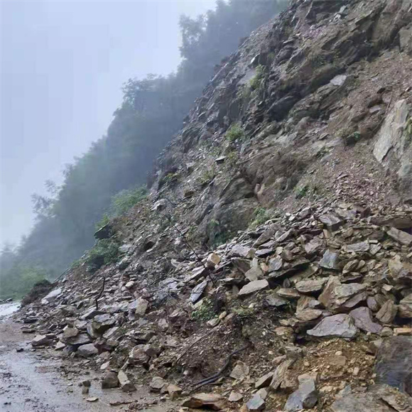 大雨引发山体滑坡。巫溪县委宣传部供图