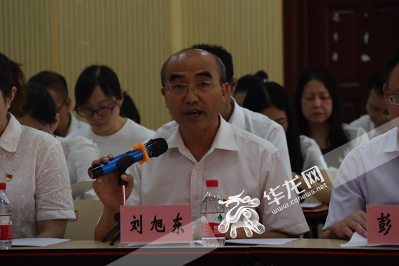 7、大渡口区教育系统“优秀共产党员”代表刘旭东发言 岳洪玉 摄