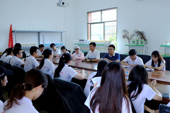 实践团成员与基层干部姜鹏交流讨论 吴小玲 摄 实践团成员与基层干部姜鹏交流讨论 吴小玲 摄
