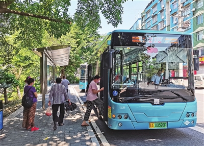 新设立的陈东路路口公交车站，乘客正在上车。通讯员 赵杰昌 霍灿 供图