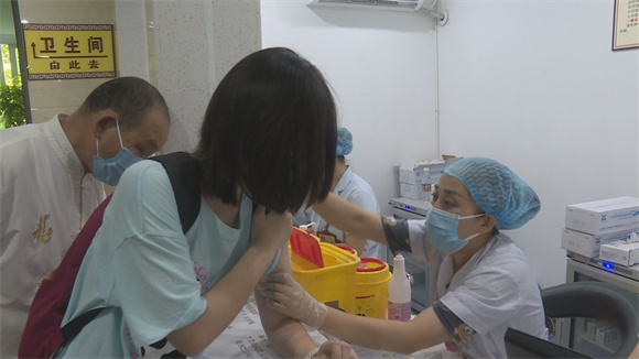医护人员正在给市民接种新冠疫苗。通讯员 李倩倩 摄