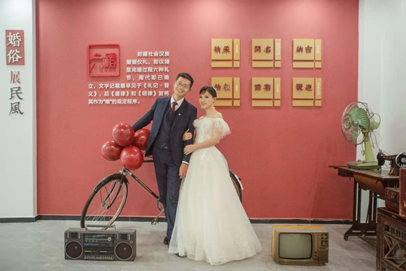 玉峰山村村民罗玲去年结婚时和丈夫在玉峰山村婚俗馆拍婚纱照。王家街道办事处供图 华龙网发