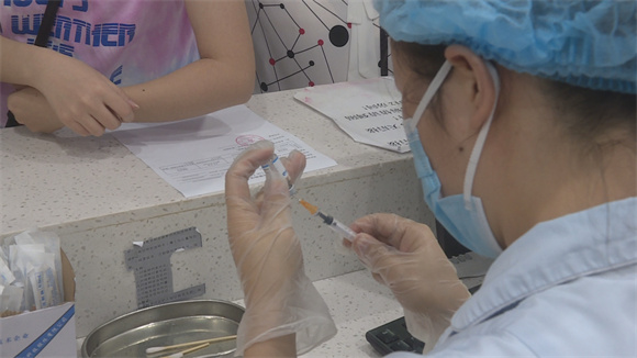 医护人员正在准备接种新冠疫苗。通讯员 李倩倩 摄