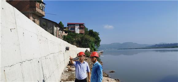 镇干部检查河堤建设质量。特约通讯员 赵武强 摄
