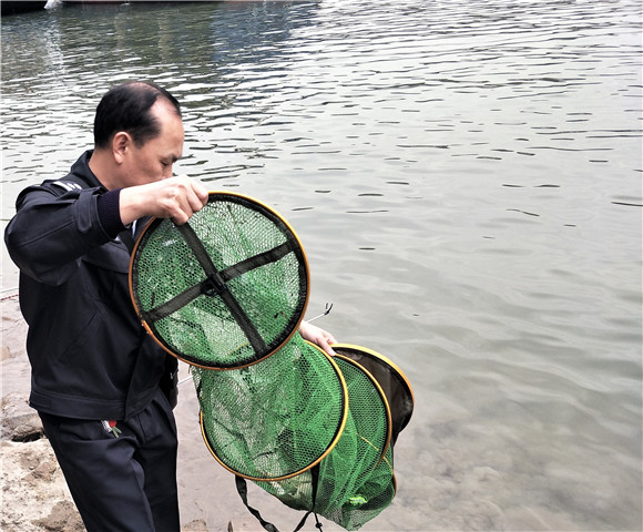 禁渔期收缴违规垂钓渔具。