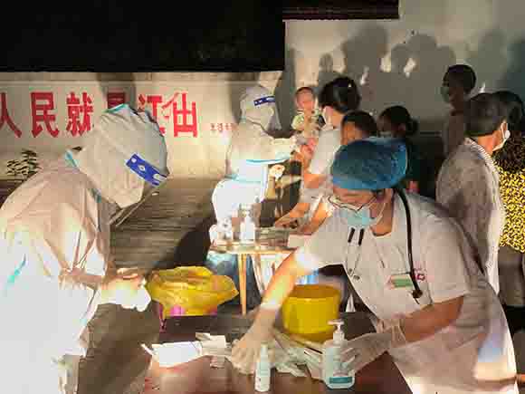 医务人员对群众进行核酸采样。   秀山县委宣传部供图