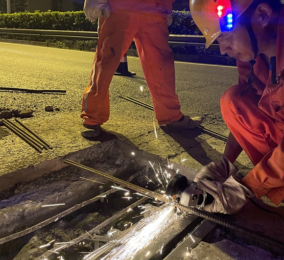 3填补前，首先要补植焊接钢筋，确保受力均匀。重庆市市政设施运行保障中心供图 华龙网发