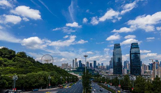 蓝天白云将城市衬托得美不胜收。通讯员 郭旭 崔景印 摄