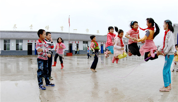 2农村学校的设施得到改善，学生在操场上高兴的跳绳。大足区委宣传部供图 华龙网发