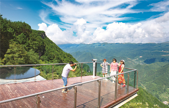 游客在三峡恒合旅游度假区避暑游玩。通讯员 冉孟军 摄