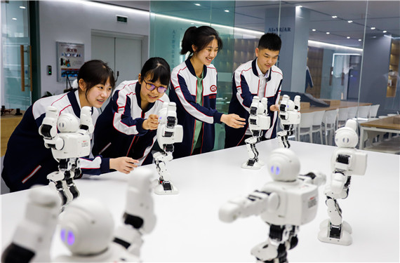 学生观察机器人 学校供图 华龙网发