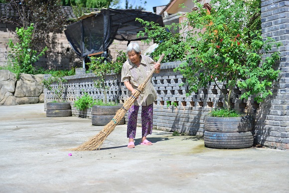 2村民正在打扫院落卫生。通讯员范鸿艳 摄