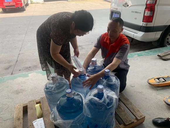 重庆经开区市场监管局监管执法人员对桶装水进行抽样。重庆经开区市场监管局供图 华龙网发