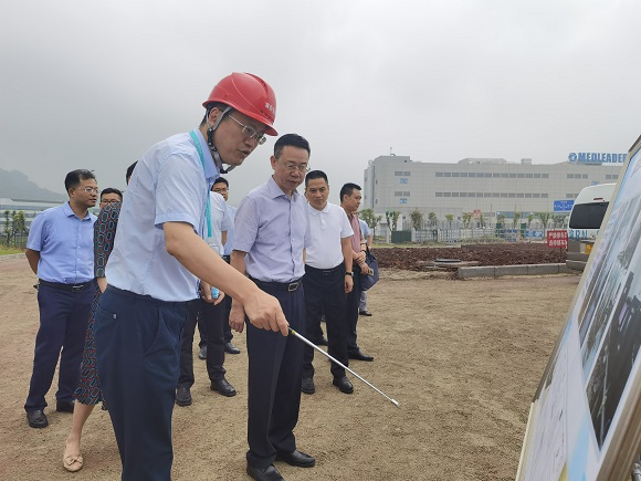 巴南区委书记、区政府区长何友生（左二）在重庆国际生物城了解相关产业建设情况。通讯员 罗莎 摄