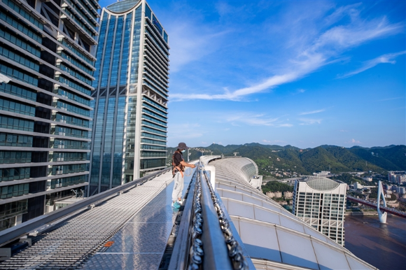 高楼、蓝天与山水桥交融的立体美景。通讯员 何超 摄