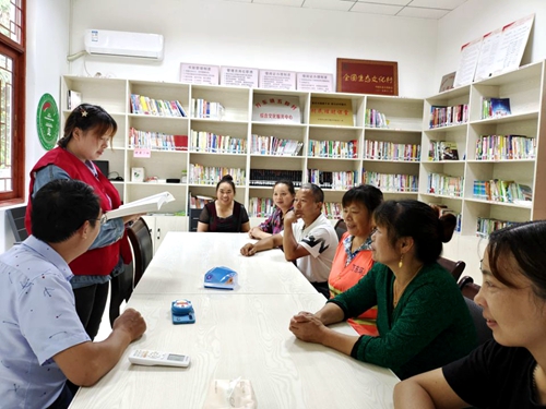 村民正在农家书屋参加阅读活动。 通讯员 刘晶晶 摄