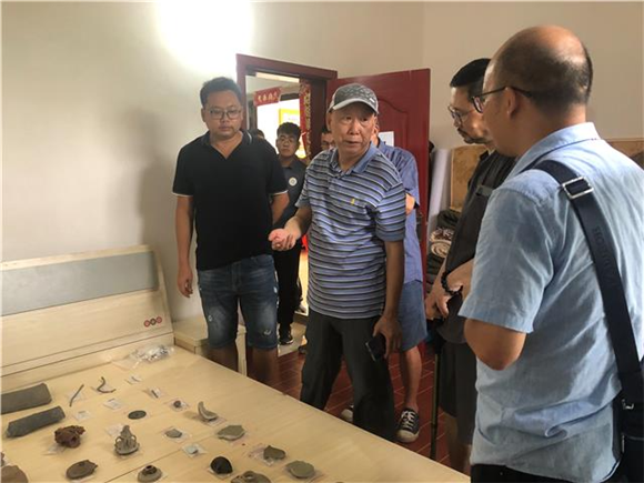 8月25日，赤牛城遗址考古发掘项目现场，专家在查看出土文物。梁平区融媒体中心供图 华龙网发