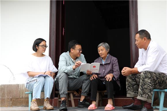 工作人员在安溪村村民家中宣传法律知识。通讯员 陈仕川 摄