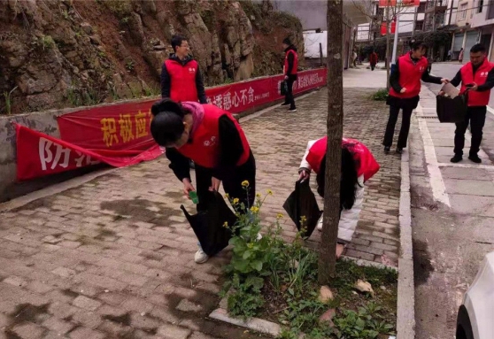 志愿者清洁现场。通讯员 常淋 摄