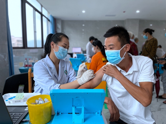医护人员为群众接种疫苗。江津区卫生健康委供图  华龙网发