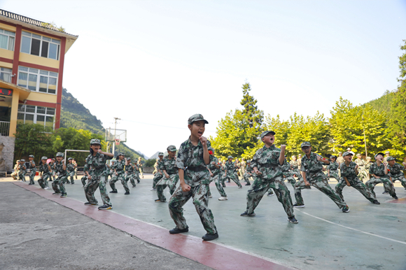 8月3日，第二届少年军校成长营活动中，参训学员在进行军体拳训练。熊伟 摄