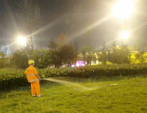 4工作人员对凤中立交节点绿化进行浇水。市市政设施运行保障中心供图 华龙网发
