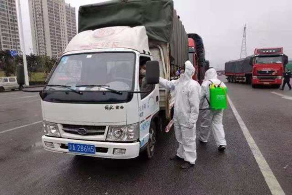 工作人员在卡口对物资车辆进行消毒，对驾乘人员测量体温。重庆市江津区双福工业园发展中心供图 华龙网发
