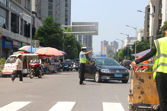 民警正路口疏导交通。通讯员 刘晋荣摄