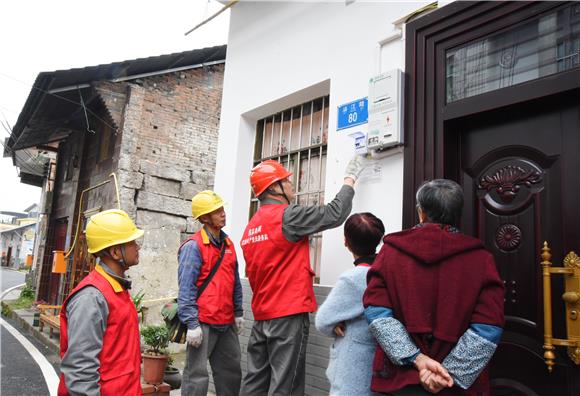 国网重庆铜梁供电公司员工为居民讲解漏电开关使用。通讯员 陈刚 摄