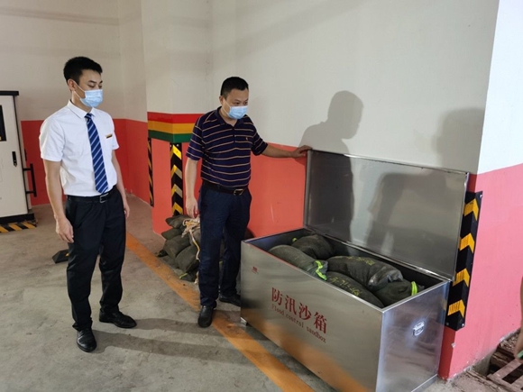 重庆市停车管理事务中心正在检查防汛沙袋配备。重庆市停车管理事务中心供图   华龙网发