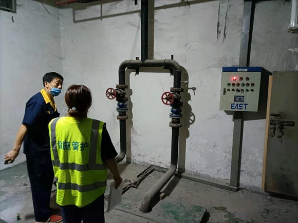 大渡口区国瑞城停车库抽水设备排查。重庆市停车管理事务中心供图   华龙网发