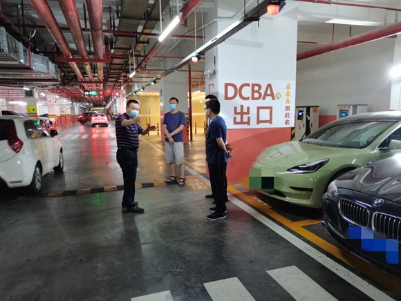 重庆市停车管理事务中心工作人员正在指导车库防汛工作。重庆市停车管理事务中心供图   华龙网发