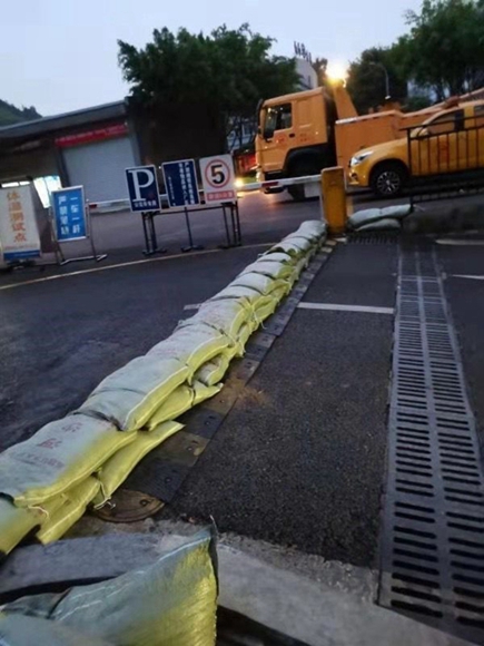 两江新区橡树壹号停车库设置了挡水沙袋，防止雨水倒灌。重庆市停车管理事务中心供图   华龙网发