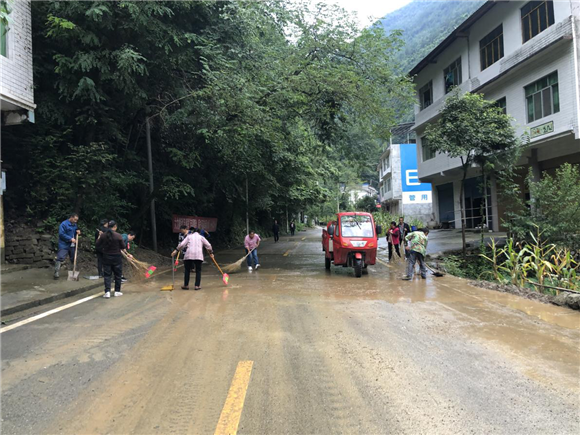 组织干部群众清理路面泥沙。城口县鸡鸣乡供图 华龙网发