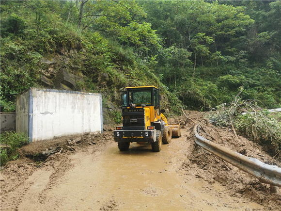 挖掘机正在疏通鸡鸣乡村级公路滑坡路段。城口县鸡鸣乡供图 华龙网发