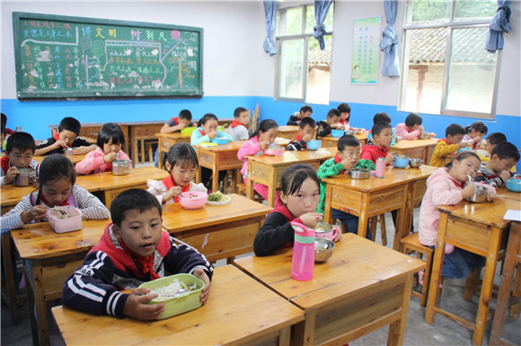 巫山九湾村儿童享用营养午餐。通讯员 方丹 摄