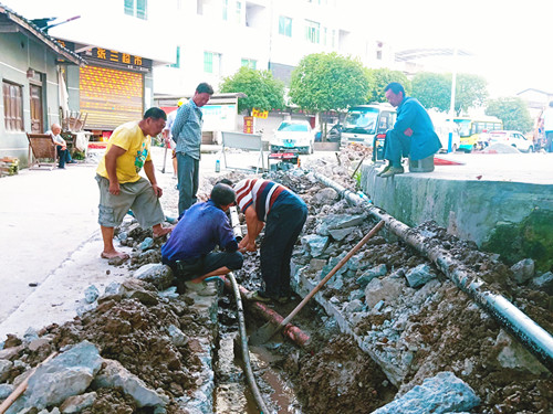 水管管网改造工人正在施工。通讯员 邓帮华 摄