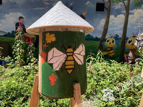 2在中益乡，承载甜蜜生活的蜂桶绘着蜜蜂图案。华龙网—新重庆客户端 陶彦燕 摄