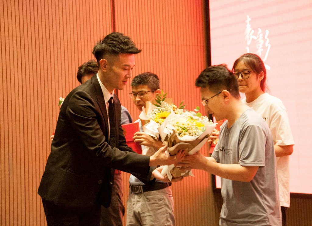 蔡润光副校长为优秀教师颁奖 学校供图 华龙网发 KyZ0xvOSEp2MD7kUvTB3JfhqrQNc7iJOSwZ