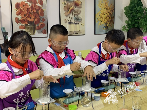 3参加研学游的学生在中益乡学习手工制作蜂蜜香皂。华龙网—新重庆客户端 陶彦燕 摄