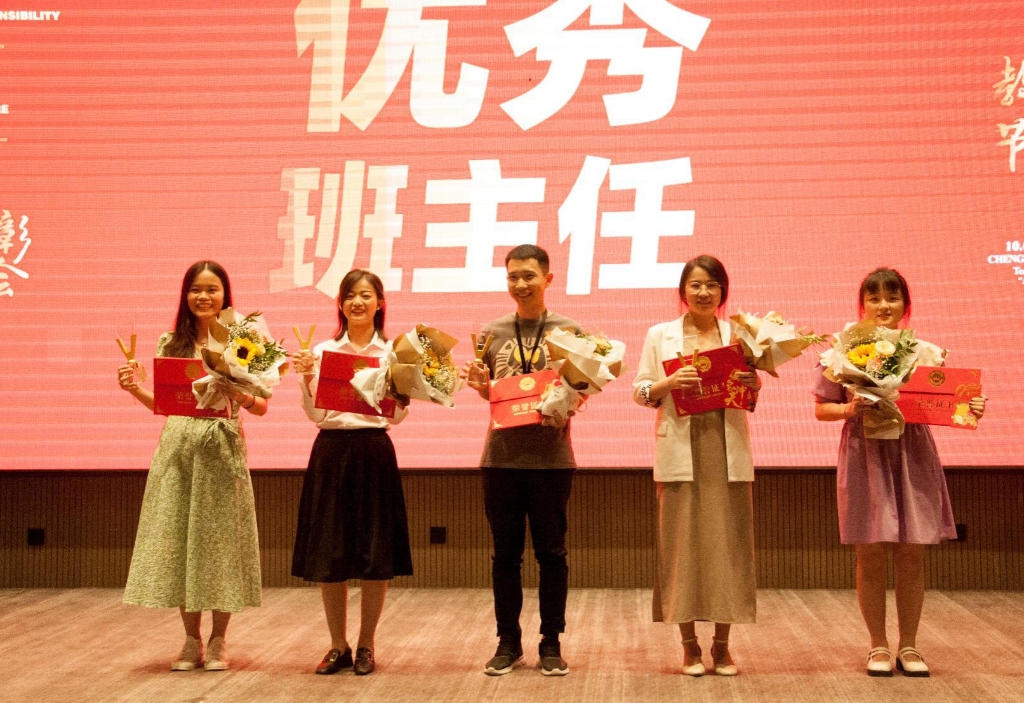 优秀班主任合影 学校供图 华龙网发 zZ22eY27ma5yEz6pdU1iX59qWrCVfqdFaah