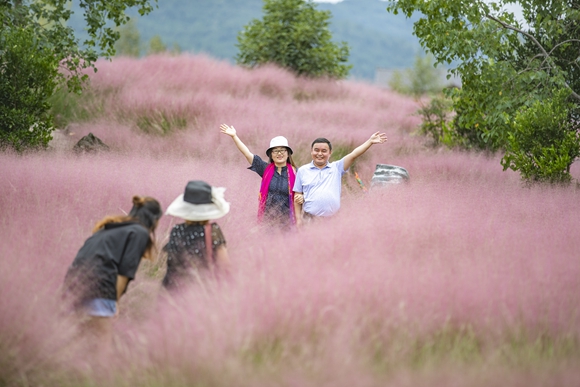 游客在重庆酉阳县板溪镇叠石花谷景区里观光游玩。 (2)