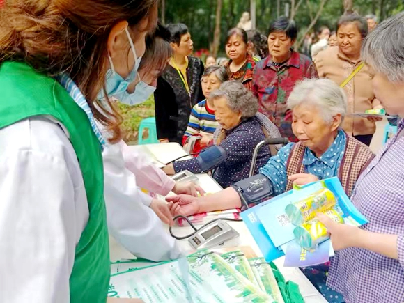 志愿者为辖区老人测血压。龙塔街道办事处供图 华龙网发