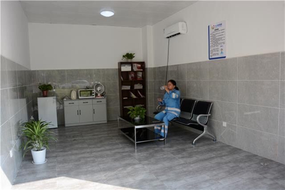 9月13日，环卫工人周志梅在都梁新区福德大道公厕处的“劳动者港湾”休息。通讯员 陶开星 摄