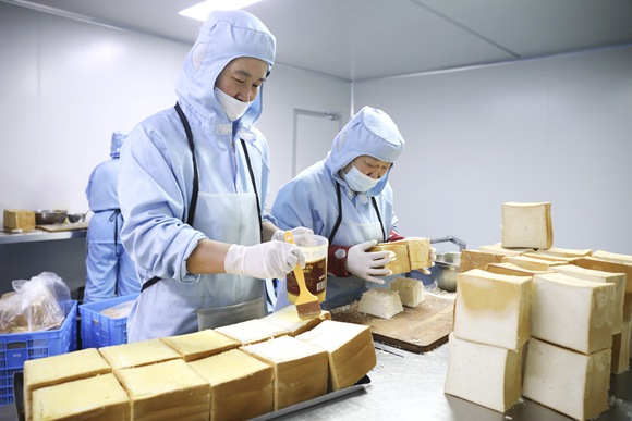 2021年1月31日，杭州桐庐县凤川街道的一家食品生产企业，员工在加班加点制作面包、饼干、糕点。   徐军勇摄 图片来源：视觉中国