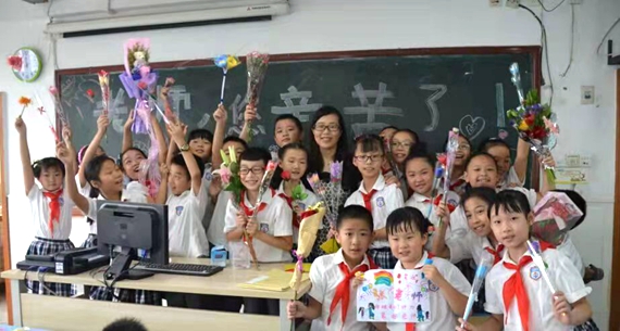 孩子们自觉为张先生庆贺教员节 受访者供图 华龙网发