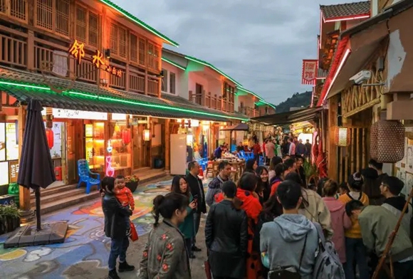 2020年10月7日，“夜竹海·潮生活”乡村音乐会活动现场，游客在猎神三巷游玩。通讯员 熊伟 摄