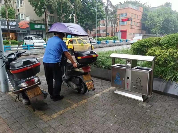 执法人员对违法停放车辆进行规范停放。  九龙坡区城市管理局供图