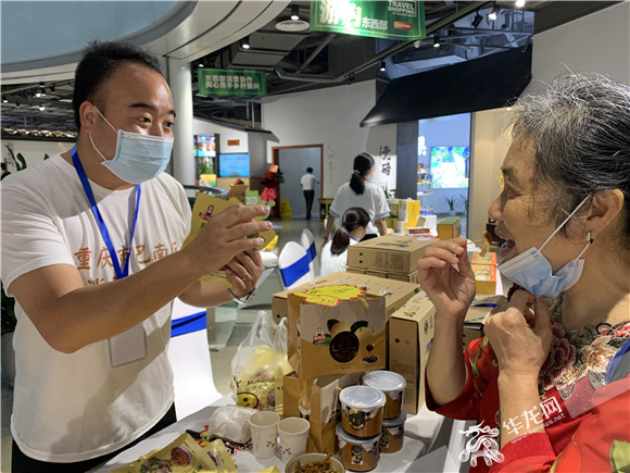 市民品尝、了解巴南特色农产品。华龙网-新重庆客户端 陶彦燕 摄 2市民品尝、了解巴南特色农产品。华龙网-新重庆客户端 陶彦燕 摄